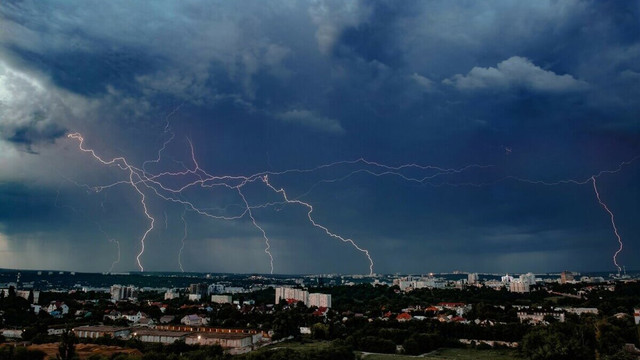 După caniculă, vin ploile și vijeliile. Cod galben de instabilitate atmosferică, emis de meteorologi După caniculă, vin ploile și vijeliile. Cod galben de instabilitate atmosferică, emis de meteorologi