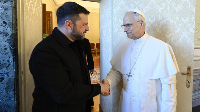 Papa Leon s-a oferit să găzduiască negocierile dintre Ucraina și Rusia la Vatican. Suveranul Pontif s-a întâlnit cu Volodimir Zelenski Papa Leon s-a oferit să găzduiască negocierile dintre Ucraina și Rusia la Vatican. Suveranul Pontif s-a întâlnit cu Volodimir Zelenski