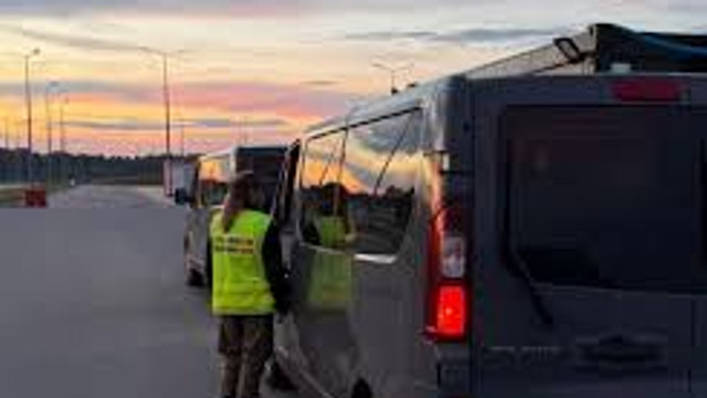 Polonia expulzează 13 cetățeni ai Republicii Moldova. „Reprezintă o amenințare la adresa ordinii publice și a securității”, susțin autoritățile de la Varșovia Polonia expulzează 13 cetățeni ai Republicii Moldova. „Reprezintă o amenințare la adresa ordinii publice și a securității”, susțin autoritățile de la Varșovia