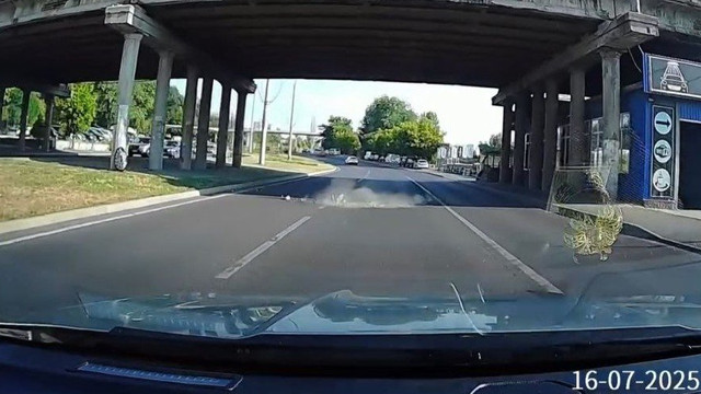 O porțiune din podul Ismail s-a desprins. Bucata de beton a căzut în fața unei mașini în trafic O porțiune din podul Ismail s-a desprins. Bucata de beton a căzut în fața unei mașini în trafic