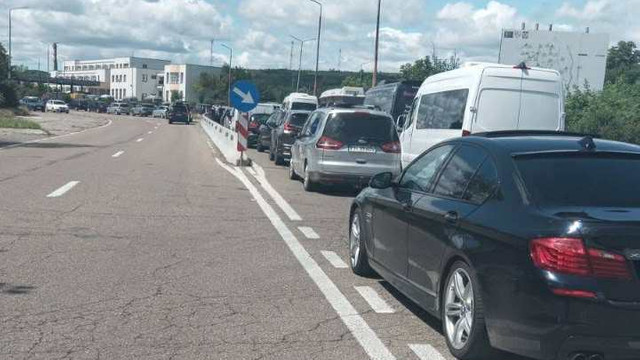 Flux mare de călători și mijloace de transport la PTF Leușeni-Albița. Recomandările autorităților de frontieră Flux mare de călători și mijloace de transport la PTF Leușeni-Albița. Recomandările autorităților de frontieră