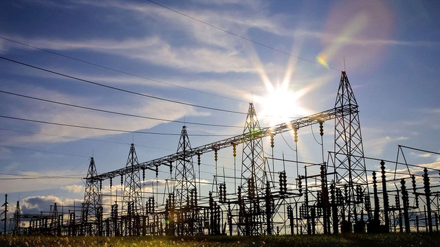ANRE propune ieftinirea tarifelor la energie electrică furnizată de Premier Energy și FEE Nord. Cât ar putea plăti consumatorii finali
