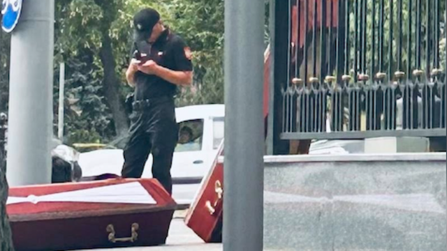 Cinci persoane, printre care minori, reținute după ce au adus sicrie în fața Președinției