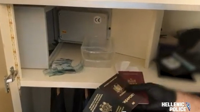 VIDEO | Percheziții în locuința unde se ascundea Vladimir Plahotniuc. Anchetatorii greci au găsit 17 pașapoarte și acte de identitate false
VIDEO | Percheziții în locuința unde se ascundea Vladimir Plahotniuc. Anchetatorii greci au găsit 17 pașapoarte și acte de identitate false