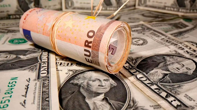 Euro și dolarul se ieftinesc ușor
