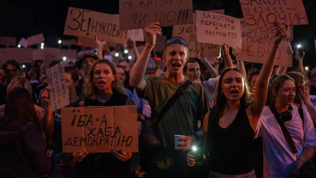Furie în Ucraina, critici în Occident, șoc în echipa lui Zelenski după atacul la instituțiile anticorupție. Ce se află în spatele mutării controversate a președintelui
