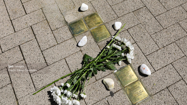 „Plăci de poticnire” în memoria victimelor Holocaustului, la o intersecție din Chișinău „Plăci de poticnire” în memoria victimelor Holocaustului, la o intersecție din Chișinău