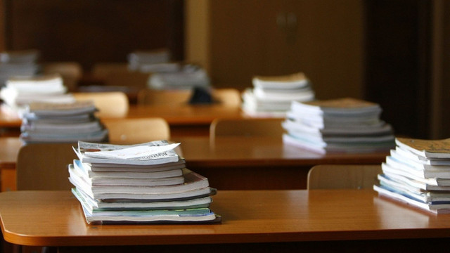 Manualele școlare sunt gratuite pentru elevii claselor I-IX. Liceenii le închiriază
Manualele școlare sunt gratuite pentru elevii claselor I-IX. Liceenii le închiriază
