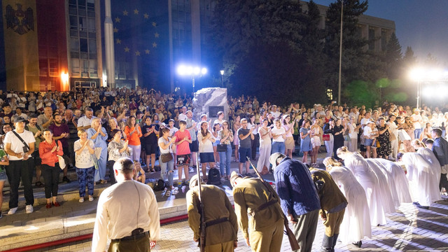 FOTO | Peste 600 de spectatori au urmărit piesa „Tema pentru acasă”, jucată de actorii de la Bălți, în Piața Marii Adunări Naționale FOTO | Peste 600 de spectatori au urmărit piesa „Tema pentru acasă”, jucată de actorii de la Bălți, în Piața Marii Adunări Naționale
