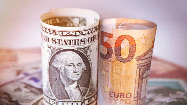 Dolarul crește, iar euro scade la început de săptămână