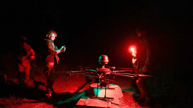 VIDEO | Un militar ucrainean face o demonstrație despre cum sunt folosite dronele Vampire în zonele de frontieră