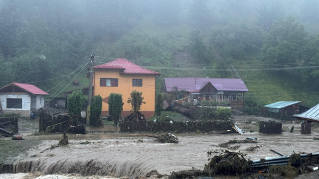 FOTO | Inundații devastatoare în județele Suceava și Neamț din România: o persoană a murit, sute de evacuați, poduri avariate, drumuri surpate
