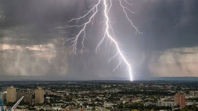 După caniculă, vin ploile și vijeliile. Cod galben de instabilitate atmosferică, emis de meteorologi După caniculă, vin ploile și vijeliile. Cod galben de instabilitate atmosferică, emis de meteorologi