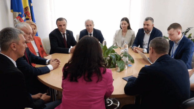 Dodon, Vlah și Tarlev au depus actele la CEC pentru înregistrarea blocului. Voronin nu a venit Dodon, Vlah și Tarlev au depus actele la CEC pentru înregistrarea blocului. Voronin nu a venit