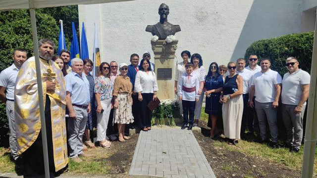 Bustul domnitorului Alexandru Ioan Cuza, inaugurat la Glodeni – un nou simbol al unității culturale românești (FOTO)