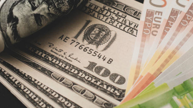 Euro și dolarul se sumpesc ușor la sfârșit de iulie