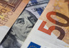 Dolarul se ieftinește și coboară sub pragul de 17 lei 
