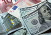 Dolarul crește, iar euro scade la început de săptămână