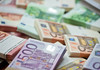 Dolarul se scumpește la început de săptămână. Cât valorează euro 