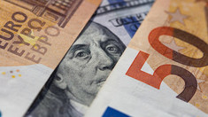 Dolarul se ieftinește și coboară sub pragul de 17 lei 