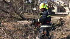 Peste 40 de intervenții ale salvatorilor și pompierilor după furtuna de ieri seară
