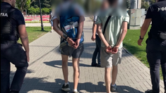 Doi cetățeni străini, reținuți la Chișinău pentru distribuirea de materiale instigatoare la ură: Sunt bănuiți de implicare în perturbarea procesului electoral (VIDEO)