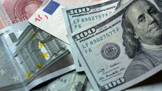 Dolarul crește, iar euro scade la început de săptămână
