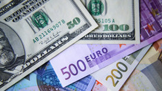 Euro se ieftinește la sfârșit de săptămână. Cât valorează dolarul 
