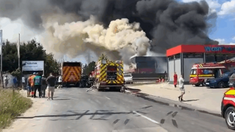 Incendiu puternic lângă o benzinărie din Iași. Autoritățile au emis un mesaj RO-Alert, în contextul pericolului de explozie