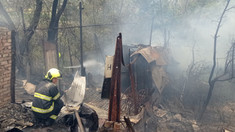 FOTO | Incendiu de vegetație la Cantemir: Focul a distrus construcții, garaje și câteva hectare de vegetație uscată 
