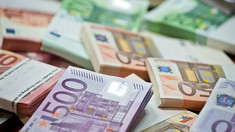 Dolarul se scumpește la început de săptămână. Cât valorează euro 