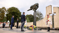 LIVE | Depuneri de flori la monumentul „Maica Îndurerată” de la Complexul Memorial „Eternitate” cu ocazia Zilei Independenței Republicii Moldova
