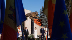 Conducerea de vârf a țării a depus flori la monumentul „Maica Îndurerată”: „Să-i onorăm pe cei care și-au sacrificat propria viață pentru ca R. Moldova să fie independentă”