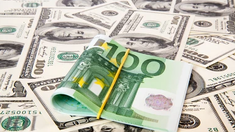 Euro se ieftinește la sfârșit de săptămână. Cât valorează dolarul 