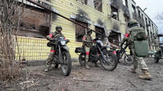 Cum reușește armata Rusiei să înainteze pe câmpul de luptă din Ucraina, deși a suferit pierderi uriașe