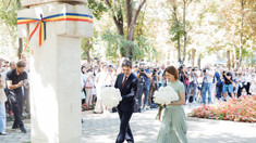 FOTO | Maia Sandu și Nicușor Dan au celebrat limba română la Strășeni: depuneri de flori și participarea la un concert festiv
