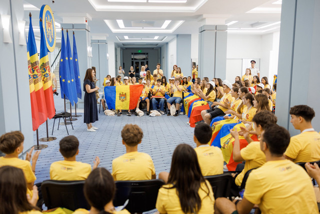 Participanții la tabăra „DOR” au vizitat Guvernul. Cristina Gherasimov: „Îi așteptăm oricând să vină acasă” 
