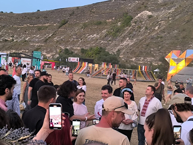 FOTO, VIDEO | Nicușor Dan, în vizită privată în Republica Moldova. S-a întâlnit cu Maia Sandu la un festival în Orhei