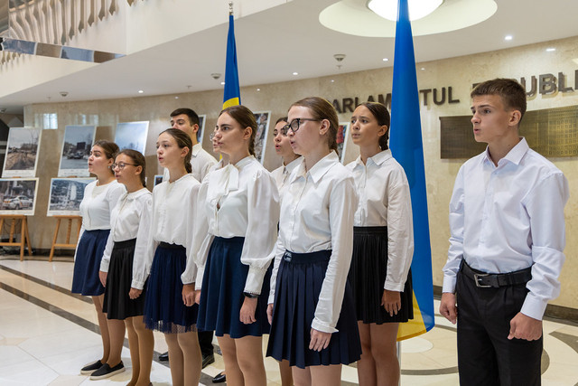 GALERIE FOTO | Parlamentul găzduiește o expoziție semnată de fotograful ucrainean Serhii Himiuș. Igor Grosu: „Ucraina va învinge acest război nemilos în care mor oameni nevinovați”