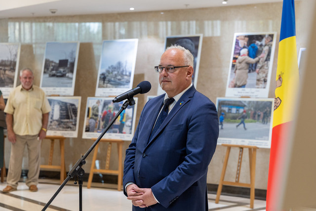 GALERIE FOTO | Parlamentul găzduiește o expoziție semnată de fotograful ucrainean Serhii Himiuș. Igor Grosu: „Ucraina va învinge acest război nemilos în care mor oameni nevinovați”