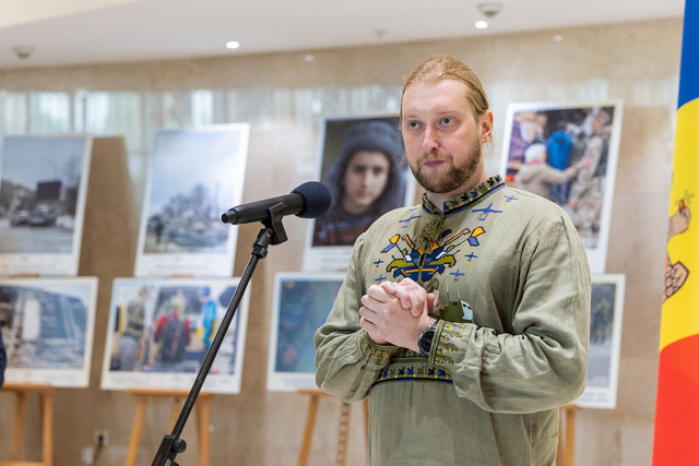 GALERIE FOTO | Parlamentul găzduiește o expoziție semnată de fotograful ucrainean Serhii Himiuș. Igor Grosu: „Ucraina va învinge acest război nemilos în care mor oameni nevinovați”
