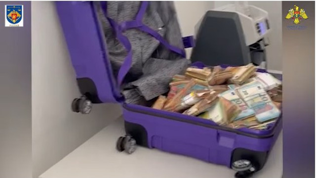 Bărbatul prins cu jumătate de milion de euro într-o valiză, condamnat la închisoare Bărbatul prins cu jumătate de milion de euro într-o valiză, condamnat la închisoare