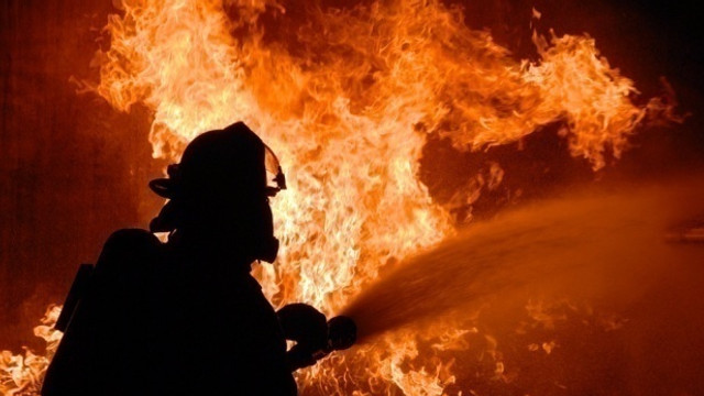 Incendiu într-un bloc de locuit din Chișinău: 18 persoane, inclusiv 5 copii, evacuate de pompieri