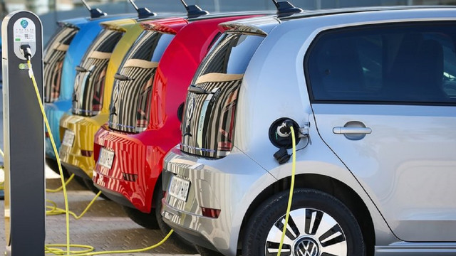 Număr record de vehicule electrice și hibride înmatriculate în primul semestru din 2025 Număr record de vehicule electrice și hibride înmatriculate în primul semestru din 2025
