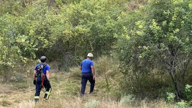 Un motociclist a căzut cu tot cu vehicul într-o ravenă de 15 metri adâncime. Angajații IGSU au derulat o misiune contracronometru pentru a-l salva Un motociclist a căzut cu tot cu vehicul într-o ravenă de 15 metri adâncime. Angajații IGSU au derulat o misiune contracronometru pentru a-l salva