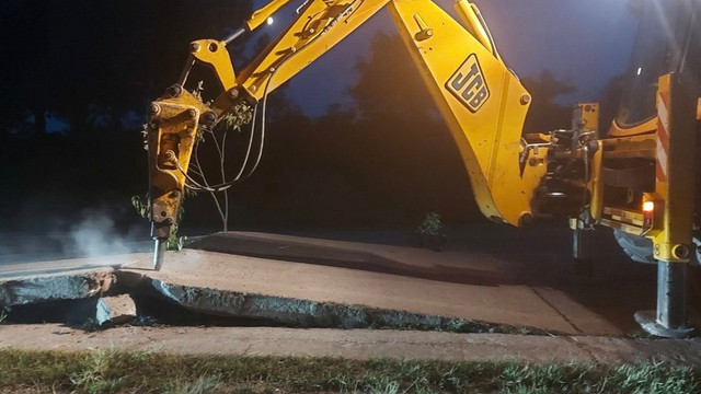 FOTO | Plăci de beton de pe drumul M5, care leagă Chișinăul de Bălți, s-au ridicat din cauza temperaturilor înalte. Drumarii au intervenit
 FOTO | Plăci de beton de pe drumul M5, care leagă Chișinăul de Bălți, s-au ridicat din cauza temperaturilor înalte. Drumarii au intervenit