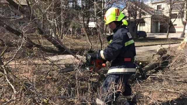 Peste 40 de intervenții ale salvatorilor și pompierilor după furtuna de ieri seară
Peste 40 de intervenții ale salvatorilor și pompierilor după furtuna de ieri seară