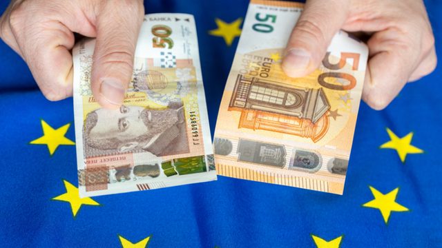 Toate magazinele din Bulgaria trebuie să afișeze de azi prețurile atât în leva, cât și în euro
