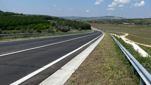 Drumarii au finalizat lucrările de asigurare a stabilității terasamentului și reabilitarea îmbrăcămintei rutiere pe traseul național M5 Drumarii au finalizat lucrările de asigurare a stabilității terasamentului și reabilitarea îmbrăcămintei rutiere pe traseul național M5