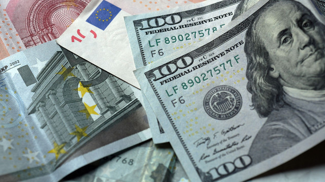 Dolarul crește, iar euro scade la început de săptămână Dolarul crește, iar euro scade la început de săptămână